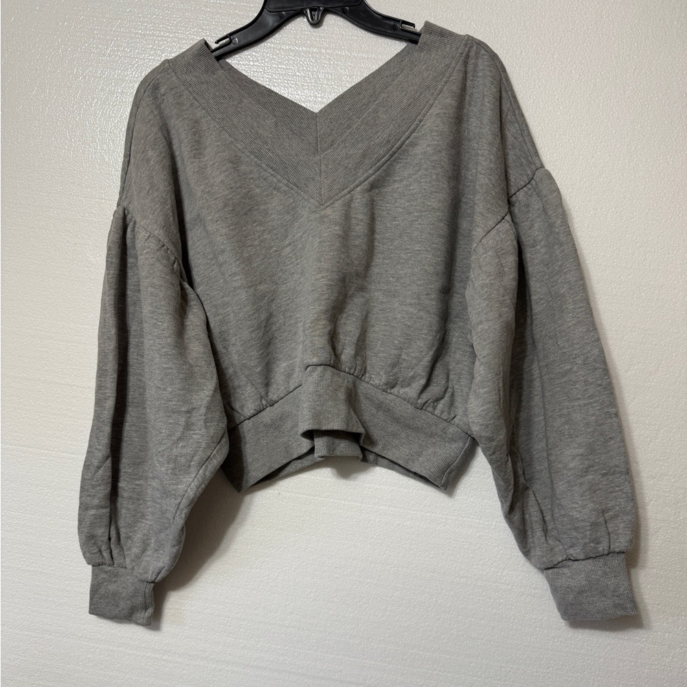 FOREVER 21‎ Gray Deep V-neck Crop Sweatshirt Size S